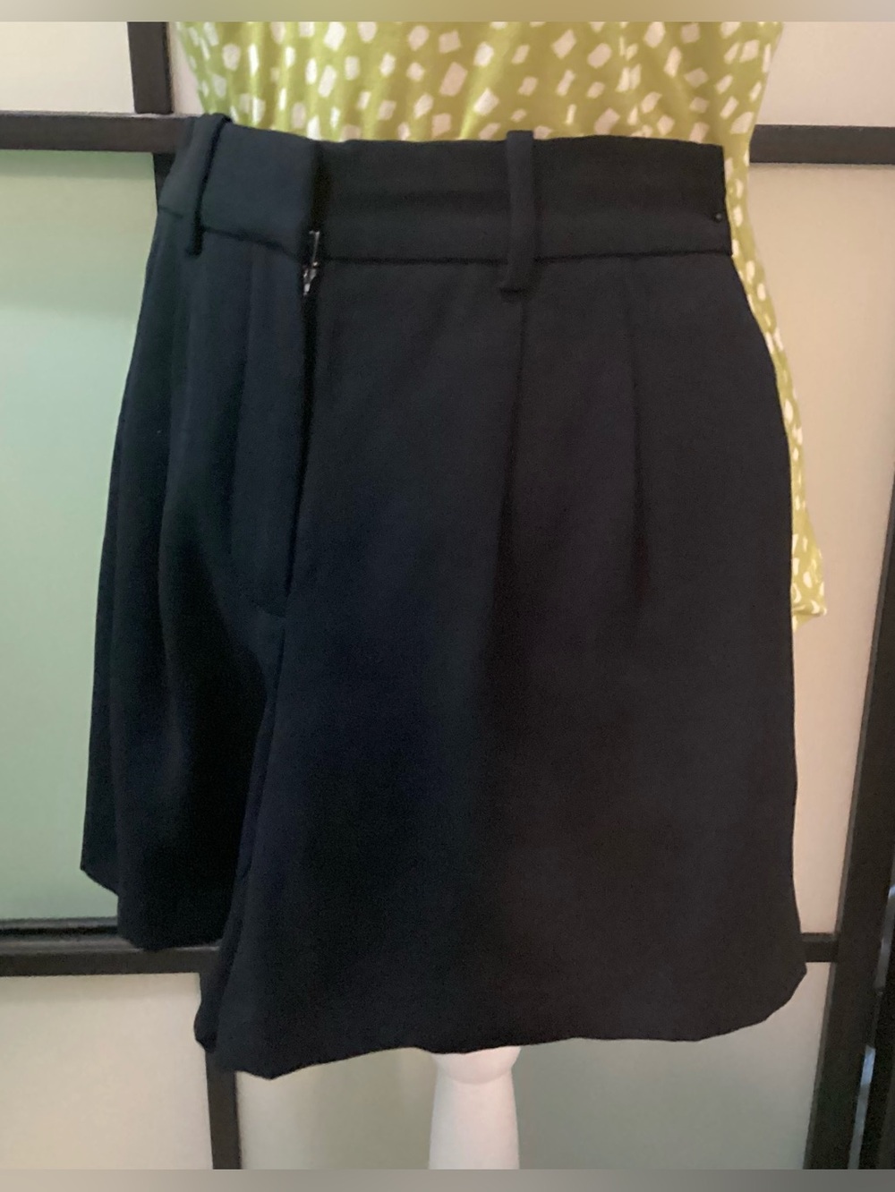 Babaton elegant short pants with 4 pockets. Size 0